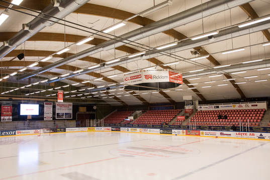 Vy över Gränby ishall innan ishockeymatchen i