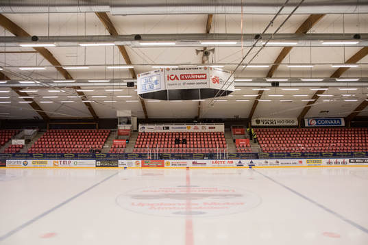 Vy över Gränby ishall innan ishockeymatchen i