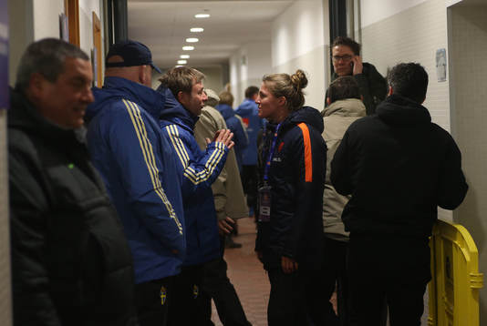 Sweden head coach Peter Gerhardsson talks with Netherlands