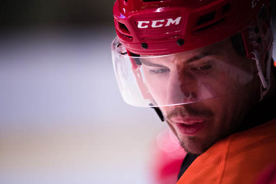 Trojas Simon Fredriksson före ishockeymatchen i