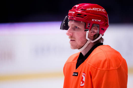 Trojas Mattias Åkesson före ishockeymatchen i