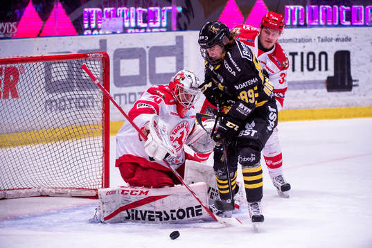 s Nils Höglander gör 2-0 på Trojas målvakt Robin