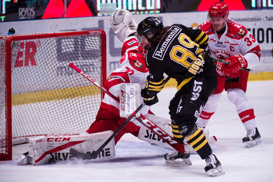 s Nils Höglander gör 2-0 bakom Trojas målvakt Robin