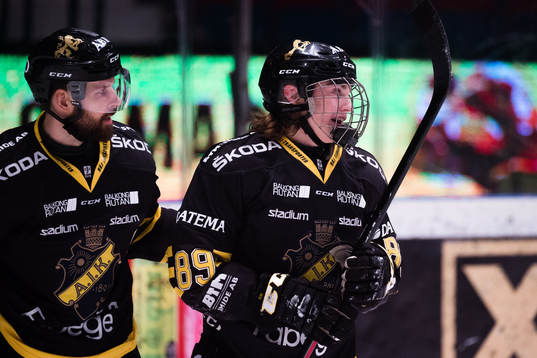 s Emil Lundberg och Nils Höglander jublar