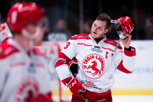 Trojas Daniel Karlsson har ont