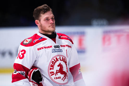 Trojas Daniel Karlsson har ont