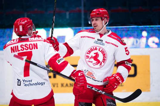 Trojas Simon Fredriksson jublar