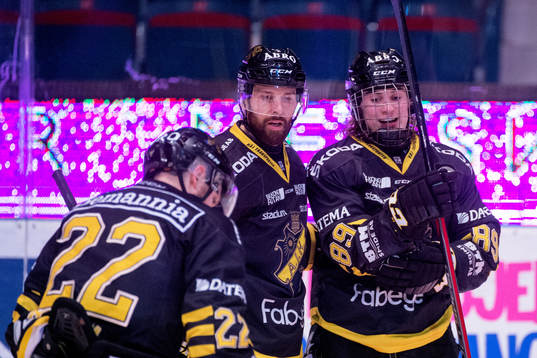 s Nils Höglander jublar med lagkamrater