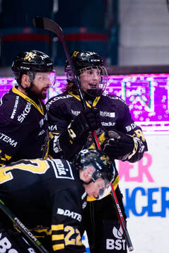 s Nils Höglander jublar