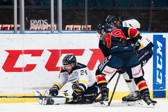 s Stefan Elliott blockerar pucken