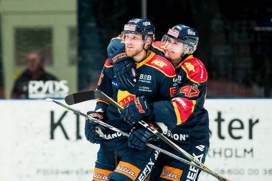 Djurgårdens Alexander Urbom och Linus Johansson jublar