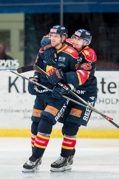 Djurgårdens Alexander Urbom och Linus Johansson jublar