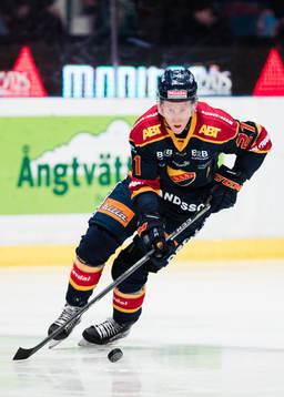 Djurgårdens Andreas Engqvist med pucken