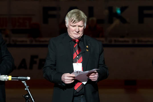 Moras Jan Simmons hyllas  innan ishockeymatchen i SHL