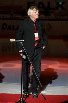 Moras Jan Simmons hyllas  innan ishockeymatchen i SHL