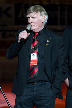 Moras Jan Simmons hyllas  innan ishockeymatchen i SHL