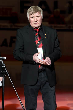 Moras Jan Simmons hyllas  innan ishockeymatchen i SHL
