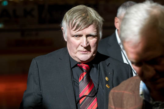Moras Jan Simmons hyllas  innan ishockeymatchen i SHL