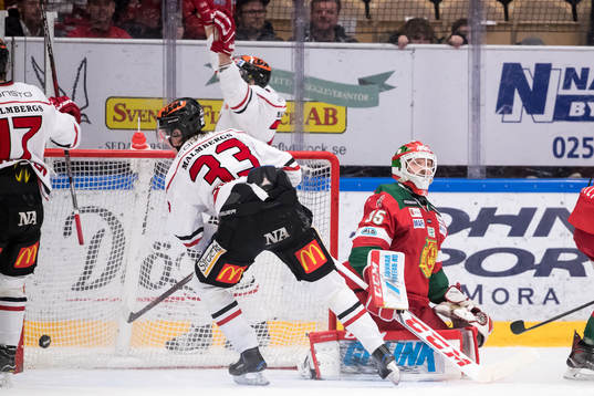 Örebros Marcus Weinstock jublar bakom Moras målvakt