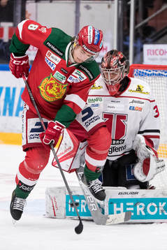 Moras Robin Johansson framför Örebros målvakt Eero
