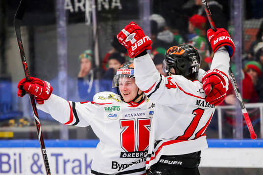 Örebros Sakari Manninen och Tom Wandell jublar