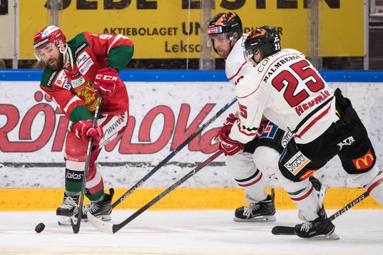 Moras Andrew Rowe och Örebros Anton Hedman  i