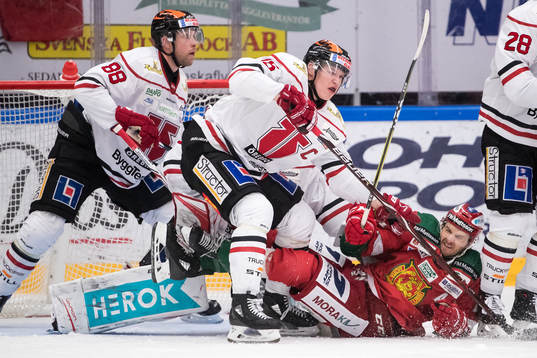 Moras Matt Bailey faller framför Örebros Jere Sallinen