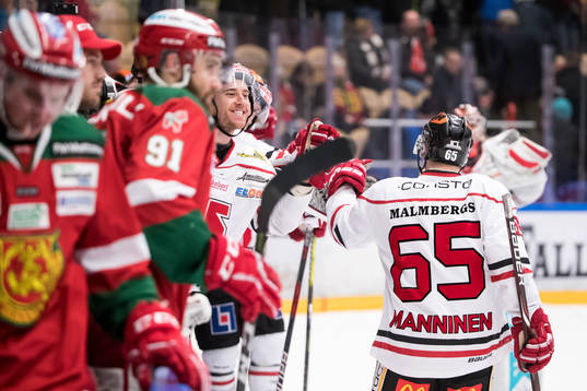 Örebros Sakari Manninen jublar