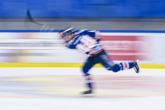 Växjös Elias Pettersson skjuter ett skott