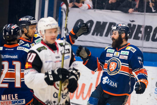 Växjös Linus Fröberg jublar