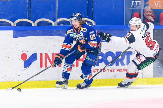 Växjös Adam Brodecki jagas av Malmö Redhawks Tobias