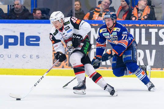 Malmö Redhawks Rhett Rakhshani jagas av Växjös Pontus