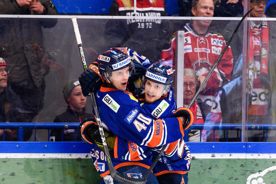 Växjös Elias Pettersson och Brendan Shinnimin jublar