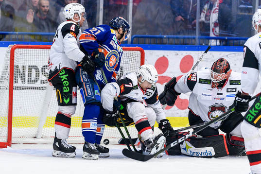 Växjös Linus Högberg (ej i bild) gör mål 5-2 bakom
