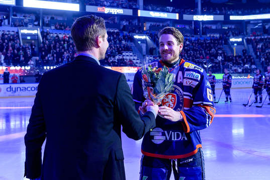 Växjös Erik Josefsson uppmärksammas av sportchef Henrik