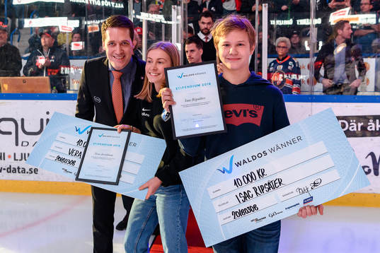 Växjös tränare Sam Hallam delar ut stipendium från