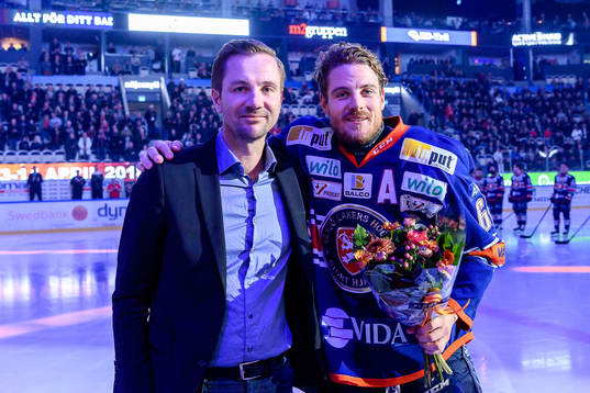 Växjös Erik Josefsson uppmärksammas av sportchef Henrik