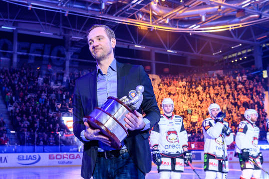 Växjös sportchef Henrik Evertsson med bucklan för