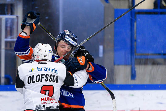 Gruff mellan Malmö Redhawks Johan Olofsson och Växjös