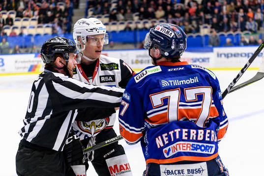 Gruff mellan Malmö Redhawks Robin Alvarez och Växjös