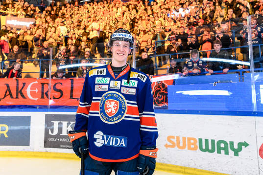 Växjös Elias Pettersson jublar framför fansen