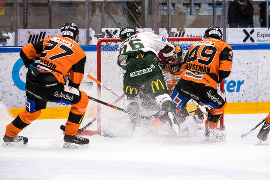 Frölundas Rasmus Dahlin med målchans på Karlskronas