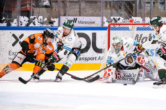 Karlskronas Filip Cruseman oroar framför Frölundas