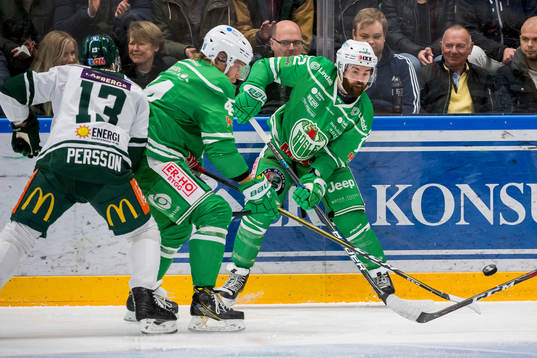 Rögles Jack Connolly och Olle Liss mot Färjestads Linus