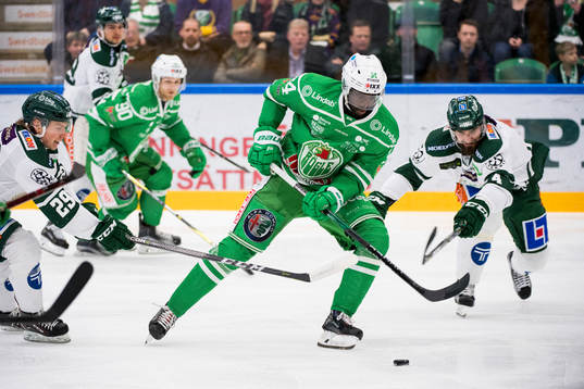 Rögles Edwin Hedberg mot Färjestads Oskar Steen och