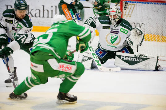 Färjestads målvakt Lars Haugen och Rögles Simon Ryfors