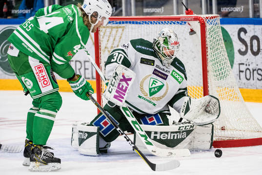 Rögles Olle Liss oroar framför Färjestads målvakt Lars