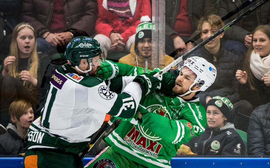 Färjestads Dick Axelsson i bråk med Rögles Craig Schira