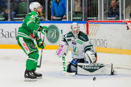 Rögles Janne Jalasvaara missar sin straff mot Färjestads