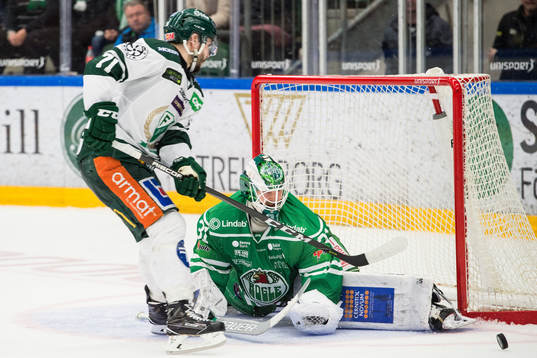 Rögles målvakt Ville Kolppanen räddar en straff från